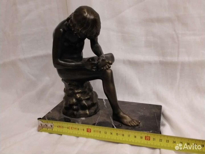 Статуэтка Мальчик извлекающий занозу бронза рар