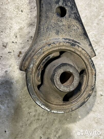 Передний правый нижний рычаг honda civic 4d