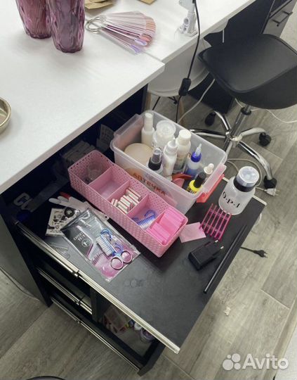 Стол для маникюра с пылесосом