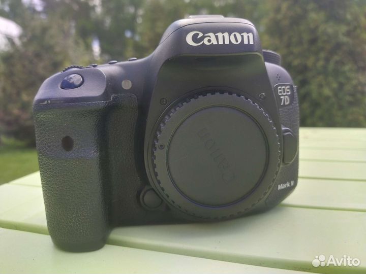 Зеркальный фотоаппарат Canon 7D mark II