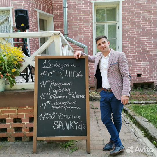 Преподаватель по эстрадному вокалу и певец