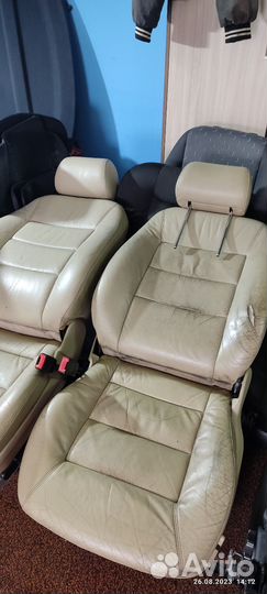 Передние кожаные сиденья Ауди А6С5 седан