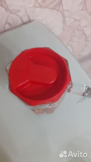 Кувшин с бокалами