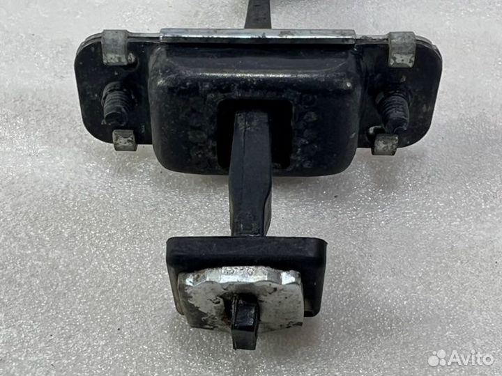 Ограничитель двери задний левый Kia Rio 2005-2011