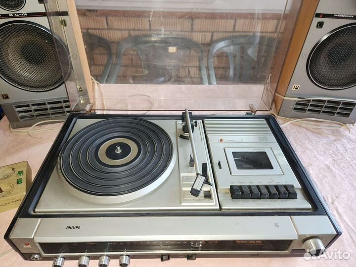 Проигрыватель винила, касетник и радио