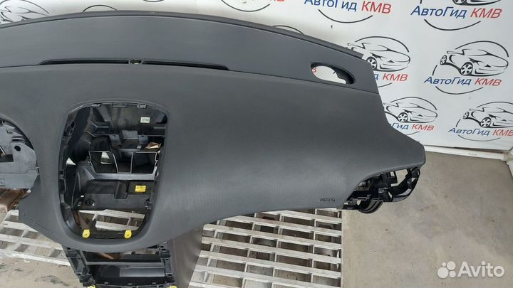 Торпедо Peugeot 207