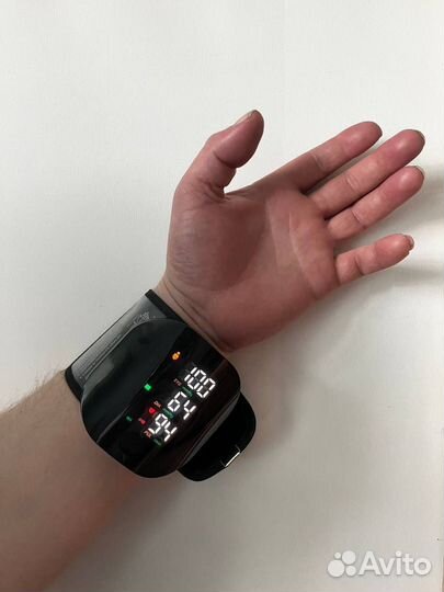 Автоматический тонометр на запястье