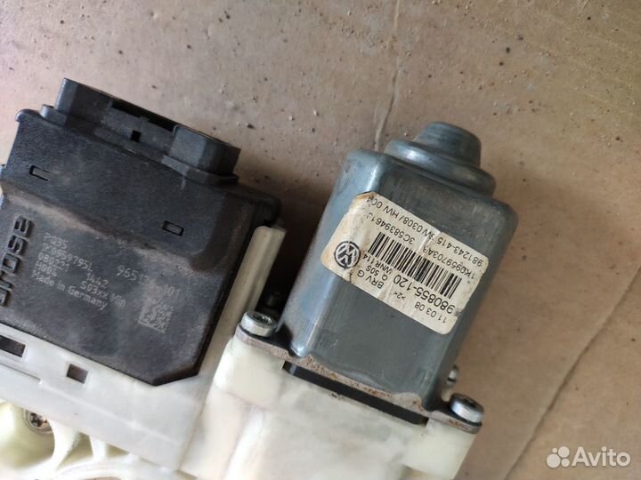 Стеклоподъемник левой задней двери Passat B6