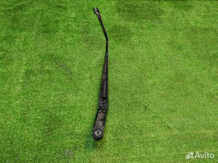 Поводок стеклоочистителя передний правый Skoda