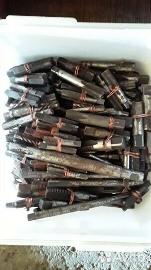 Метчики и плашки всё ссср.просто огонь