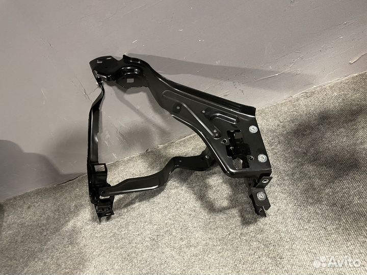 Кронштейн фары правый Mercedes W204