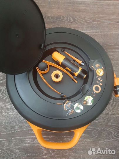 Шланг Fiskars на катушке с аксессуарами(новый)