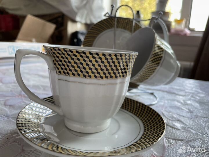 Чашки фарфоровые на стенде, набор