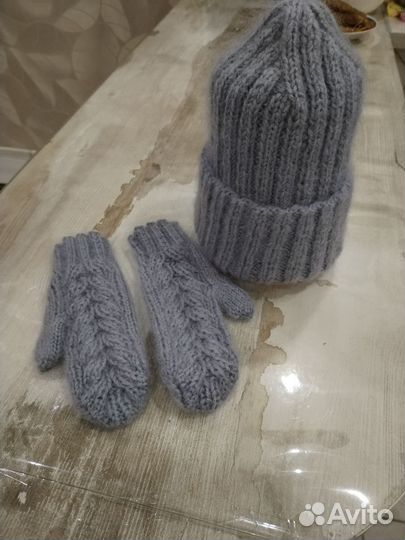 Комплект шапка и варежки женские