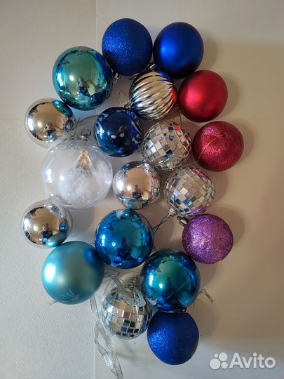 Новогодние шары и гирлянда и елка