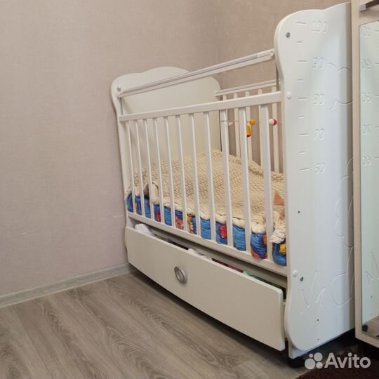 Детская кроватка с поперечным маятником