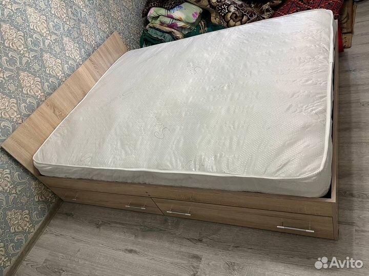 Кровать с матрасом