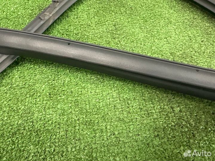 Уплотнитель двери задний правый Hyundai Elantra 4