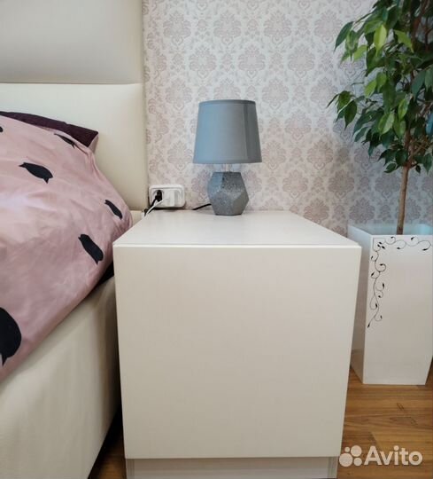 Тумба прикроватная