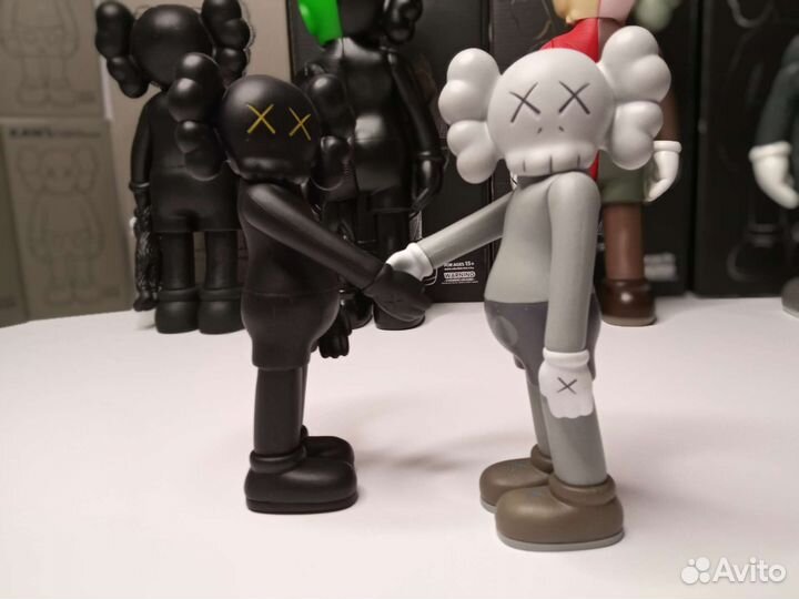 Коллекционные игрушки kaws