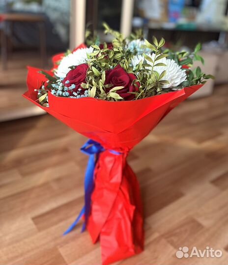 Букет из роз и хризантем