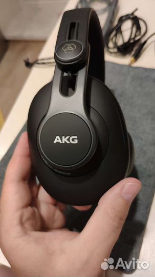 AKG K371