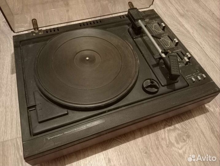Проигрыватель винила 1984 год