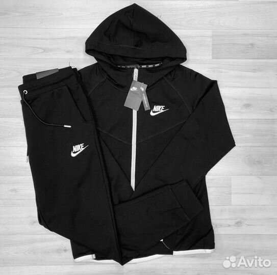 Спортивный костюм Nike женский