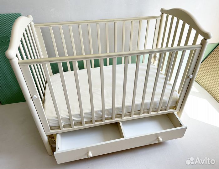 Детская кроватка с маятником, матрасом, постельным
