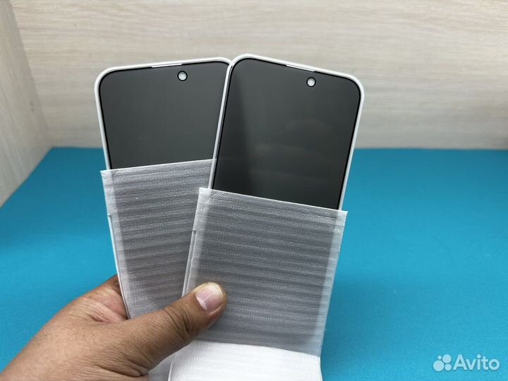 Защитное стекло на iPhone 14 Pro Max