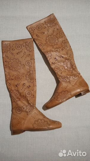 Шикарные кожаные сапоги с перфорацией