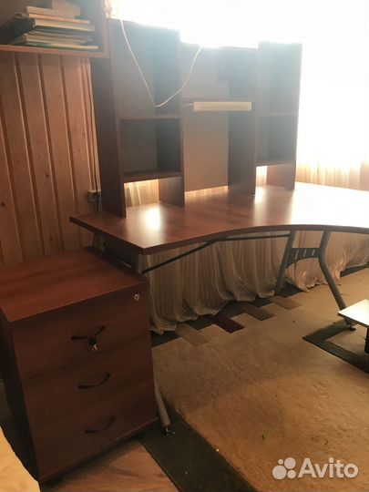 Угловой письменный стол с полками