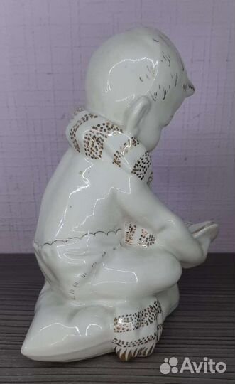 Фарфор статуэтка Мальчик на подушке Песочное
