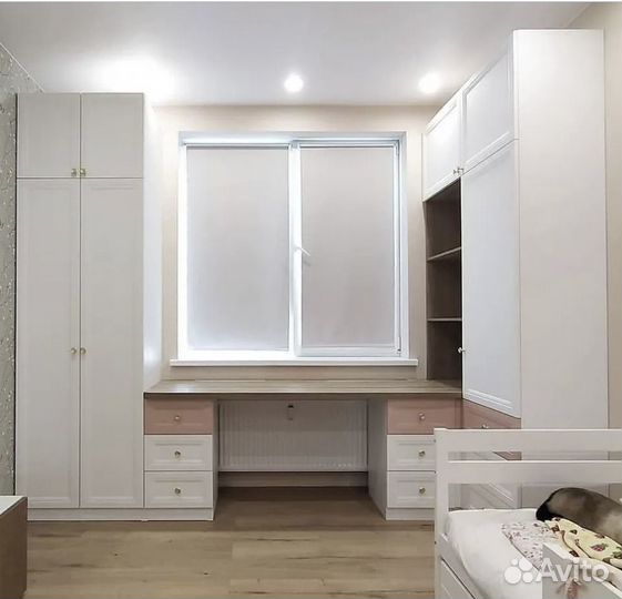 Детская рабочая зона у окна