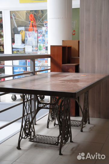 Дизайнерский стол и стулья