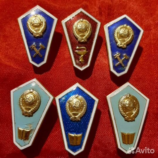 Знаки вузов учебных заведений.Ромбы