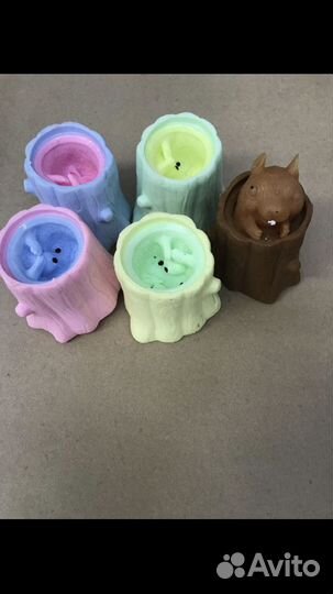 Бешаная белка антистресс прячется в пеньке суслик