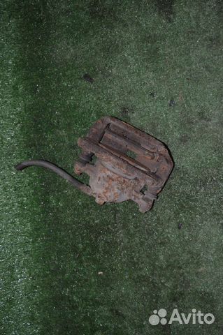 Суппорт передний правый Mitsubishi Carisma