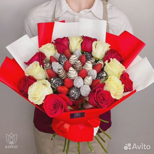 Букет клубника в шоколаде и цветы Роковая женщина