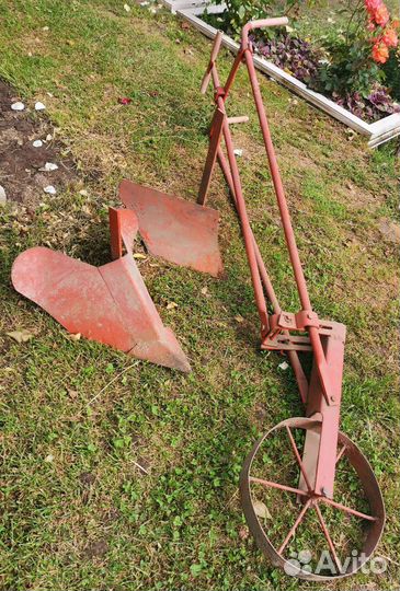 Плуг (окучник) ручной