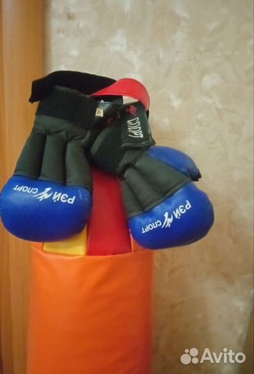 Боксерская груша и перчатки