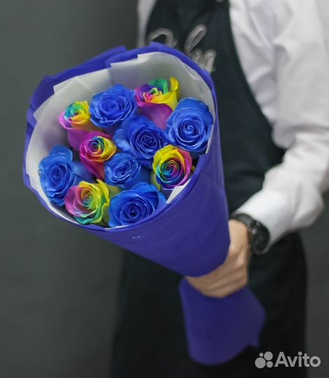 Букет из 11 синих и радужных роз Эквадор в матовой