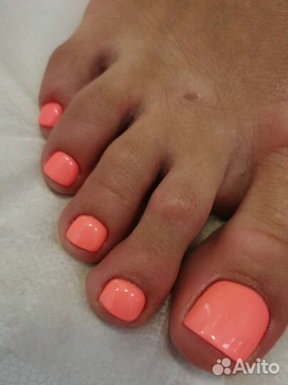 Педикюр с покрытием на московском