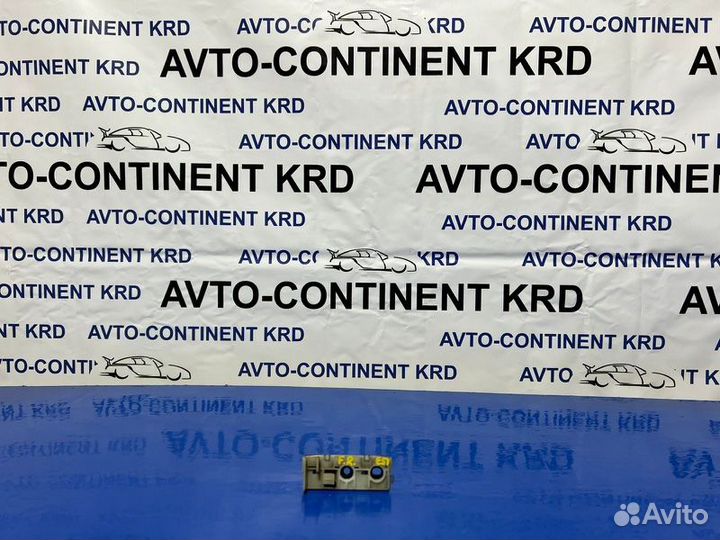 Крепление бампера переднее правое Nissan Elgrand