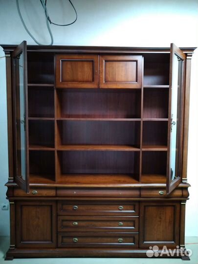 Изысканный комплект мебели в кабинет руководителя