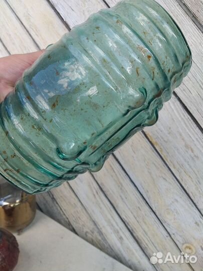 Старинные бутылки и кружка соты