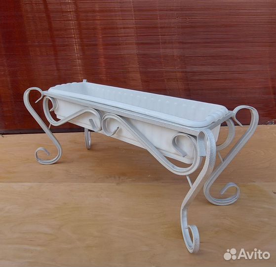 Цветник с кашпо для цветов