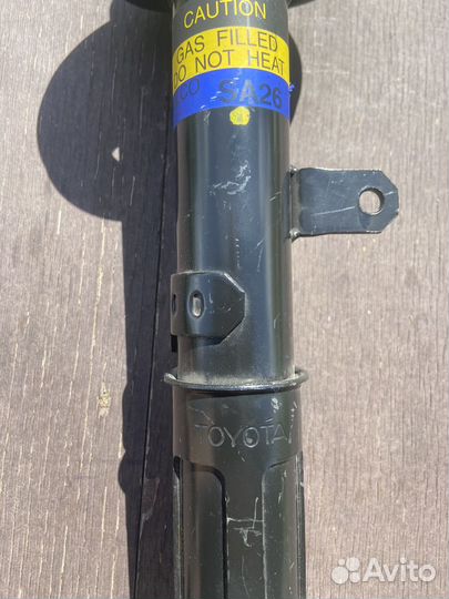 Амортизатор задний правый Toyota Carina E AT190