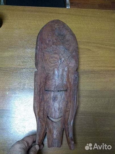 Африканская маска из красного дерева