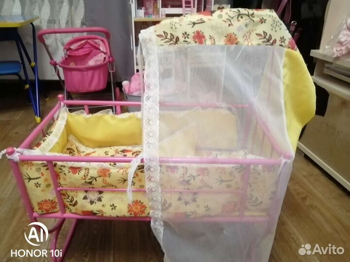 Игрушечная кровать с балдахином